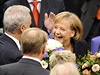 Angela Merkelová pijímá gratulace 